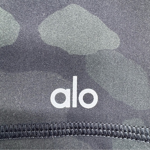 ALO Yoga Camo Biker‎ Shorts, Size Small - Picture 9 of 10